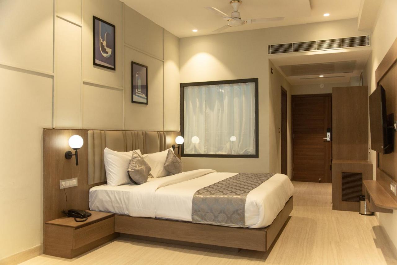 Hotel Westend Удайпур Екстериор снимка