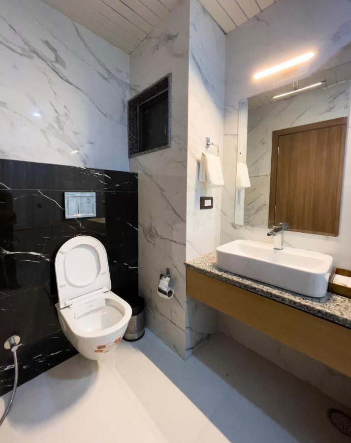 Hotel Westend Удайпур Екстериор снимка