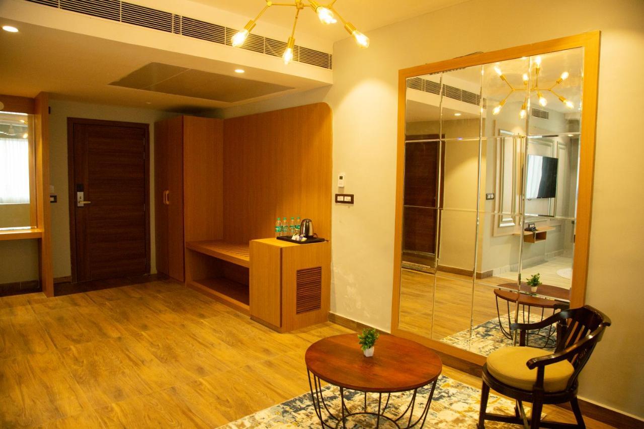 Hotel Westend Удайпур Екстериор снимка