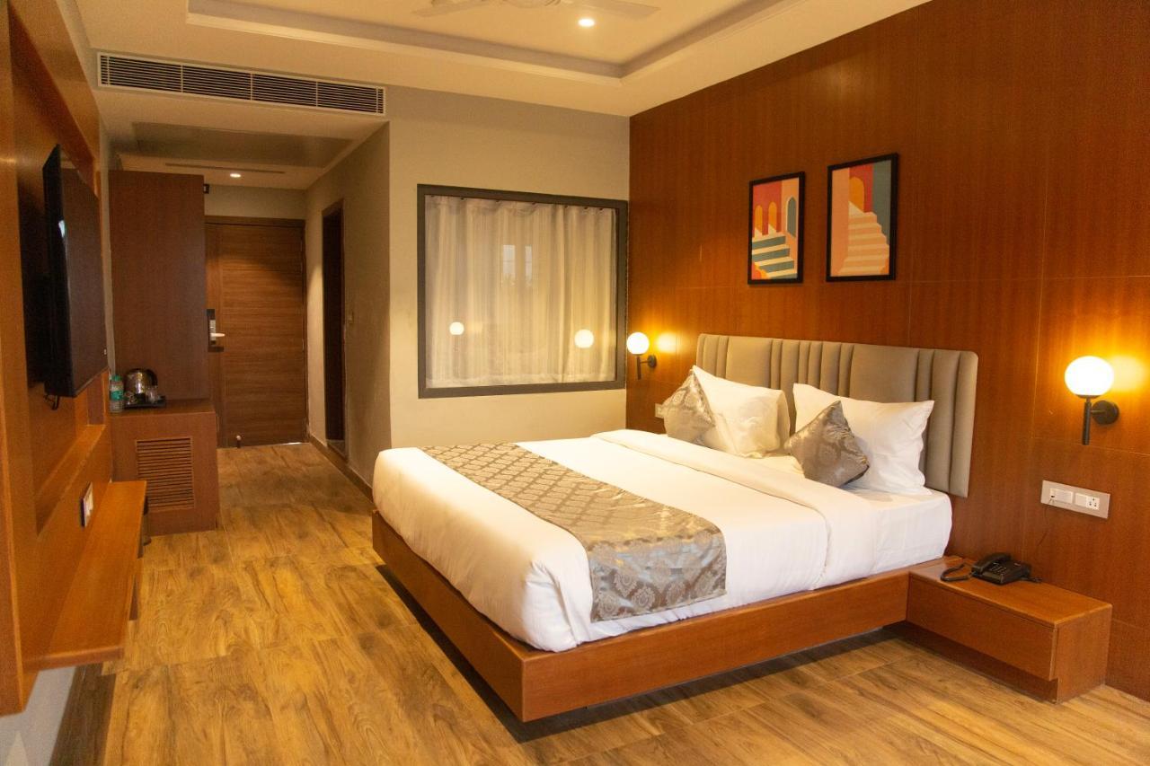 Hotel Westend Удайпур Екстериор снимка