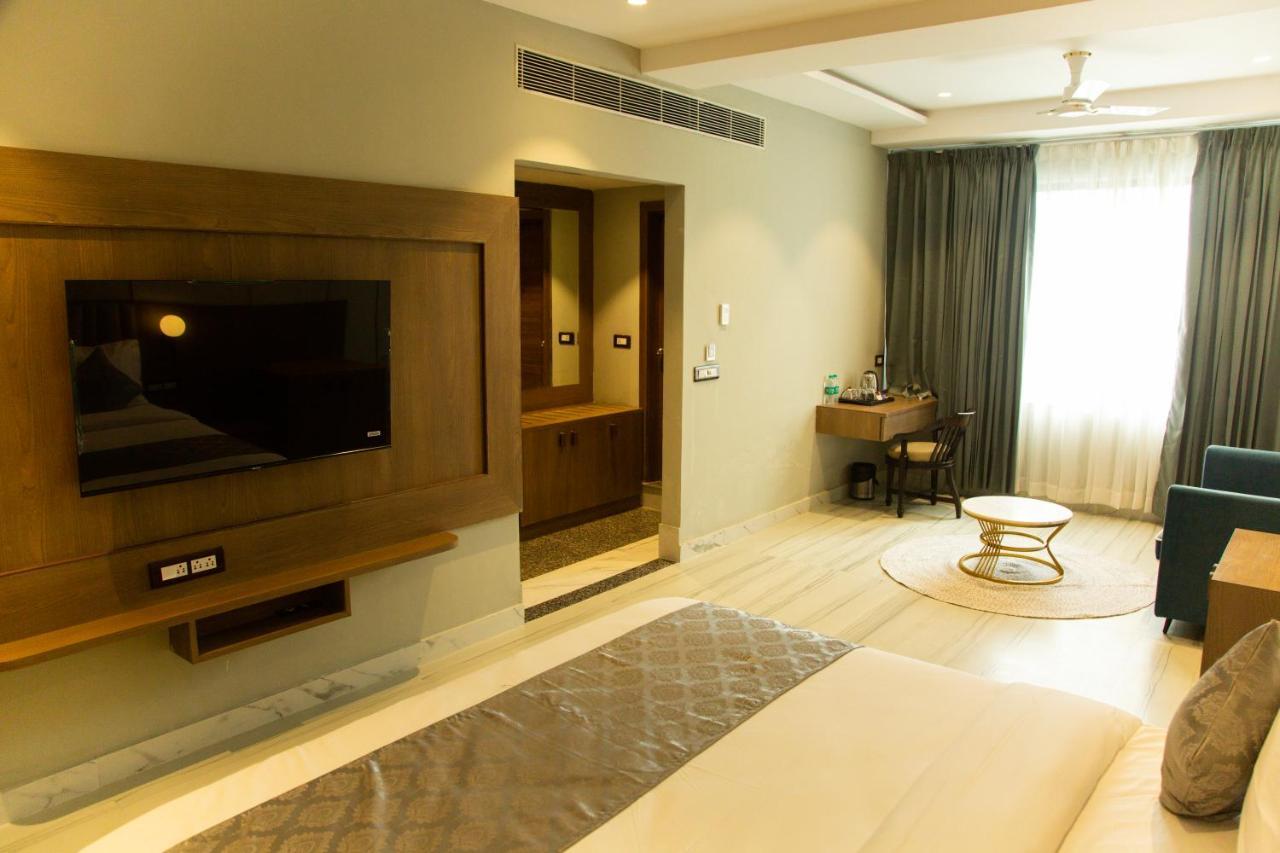 Hotel Westend Удайпур Екстериор снимка