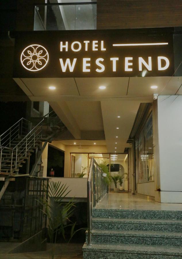 Hotel Westend Удайпур Екстериор снимка