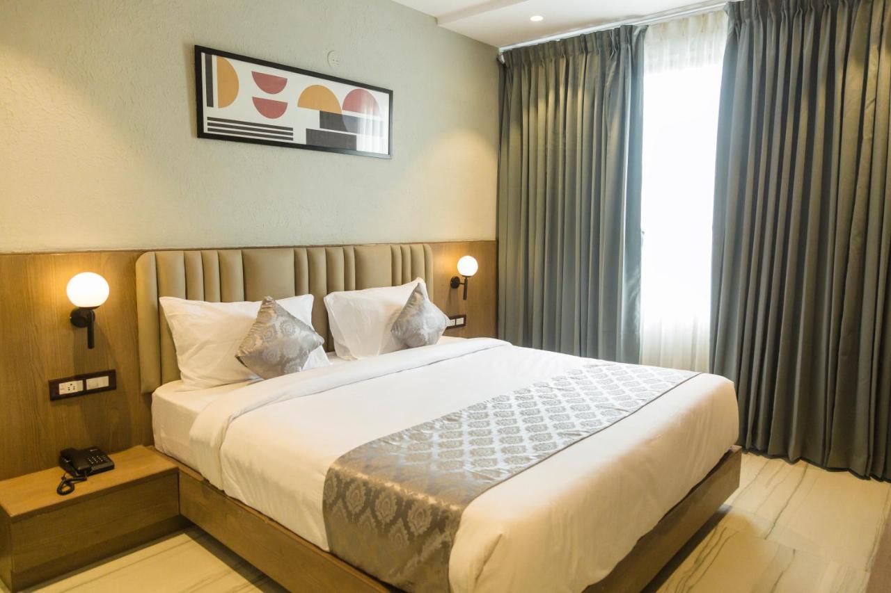 Hotel Westend Удайпур Екстериор снимка