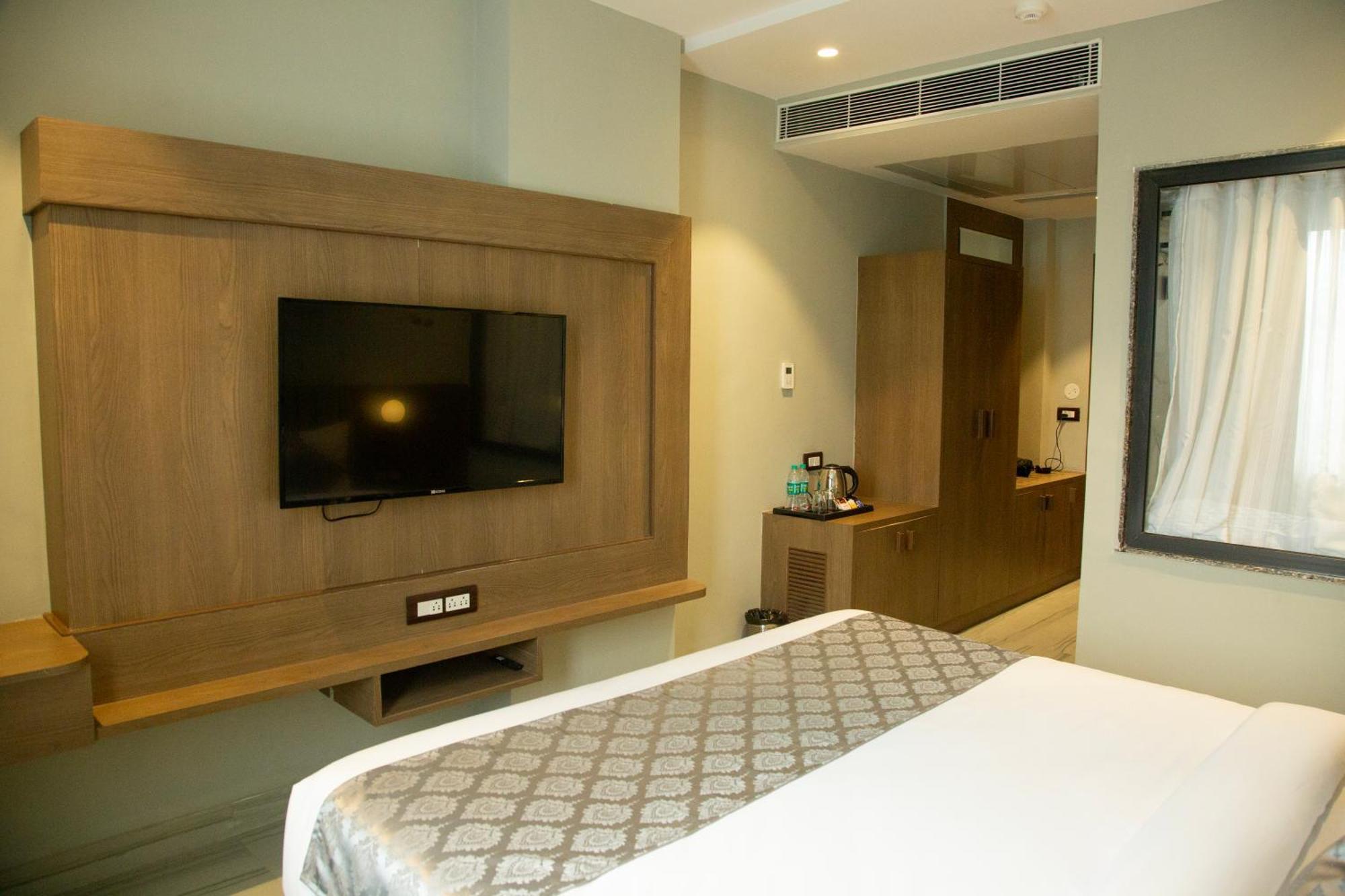 Hotel Westend Удайпур Екстериор снимка