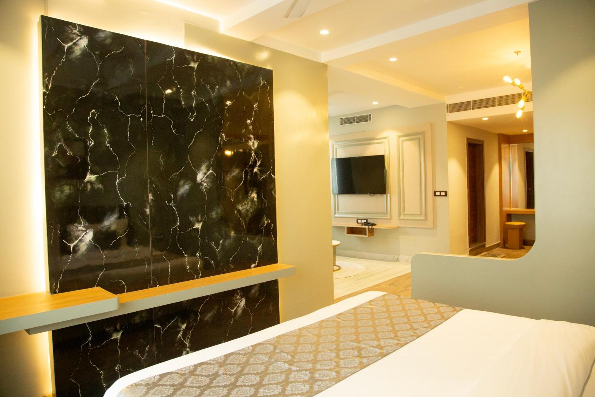 Hotel Westend Удайпур Екстериор снимка